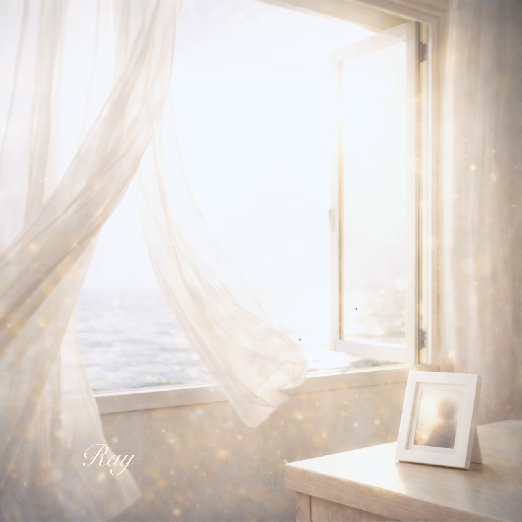窓辺に差し込む光とフォトフレーム